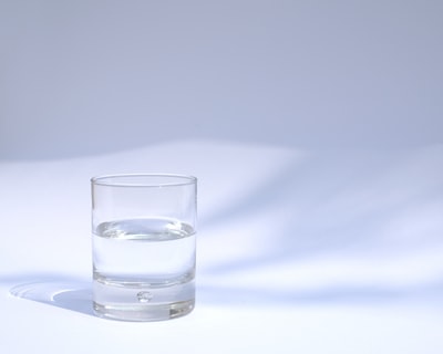 明确饮用玻璃杯装满了水

